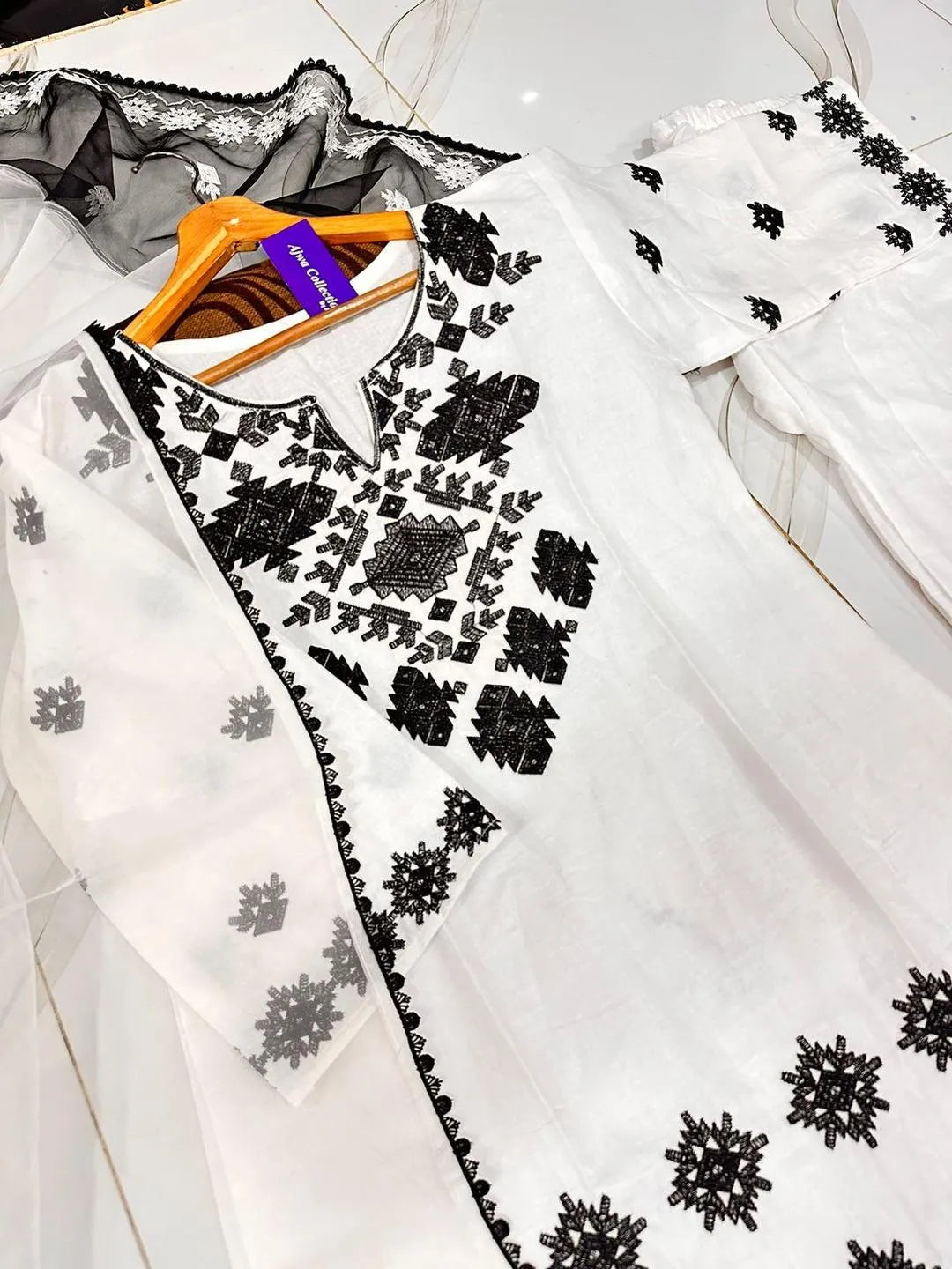 White Embroidered 3Pcs Women's Kurta Set