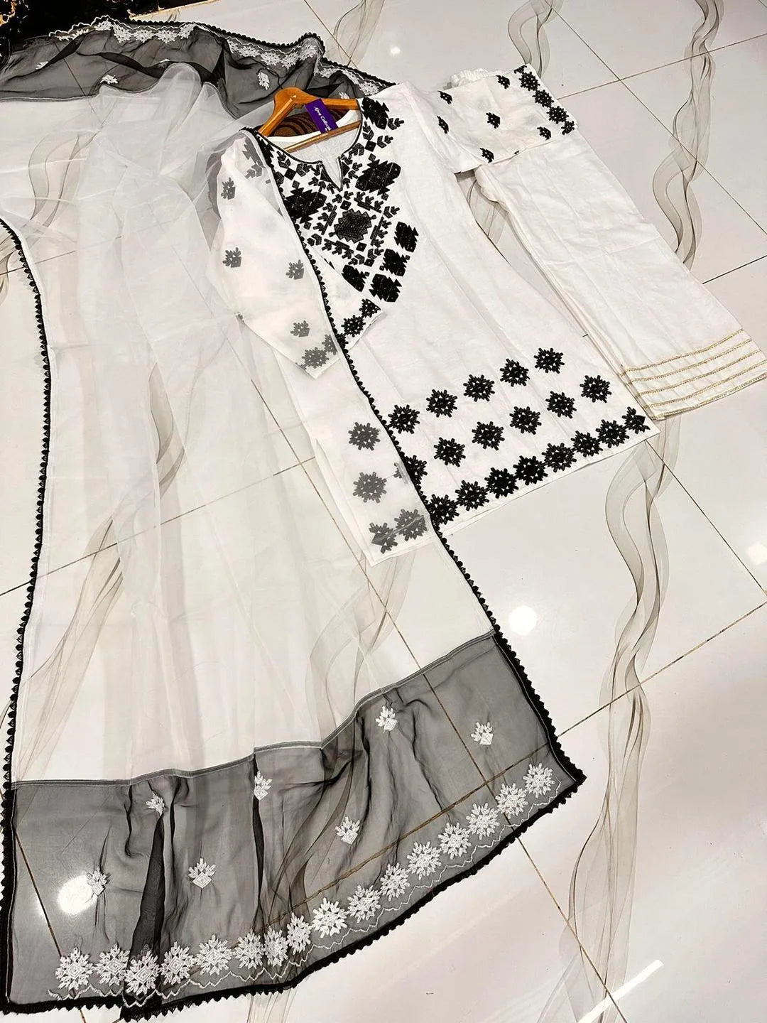 White Embroidered 3Pcs Women's Kurta Set