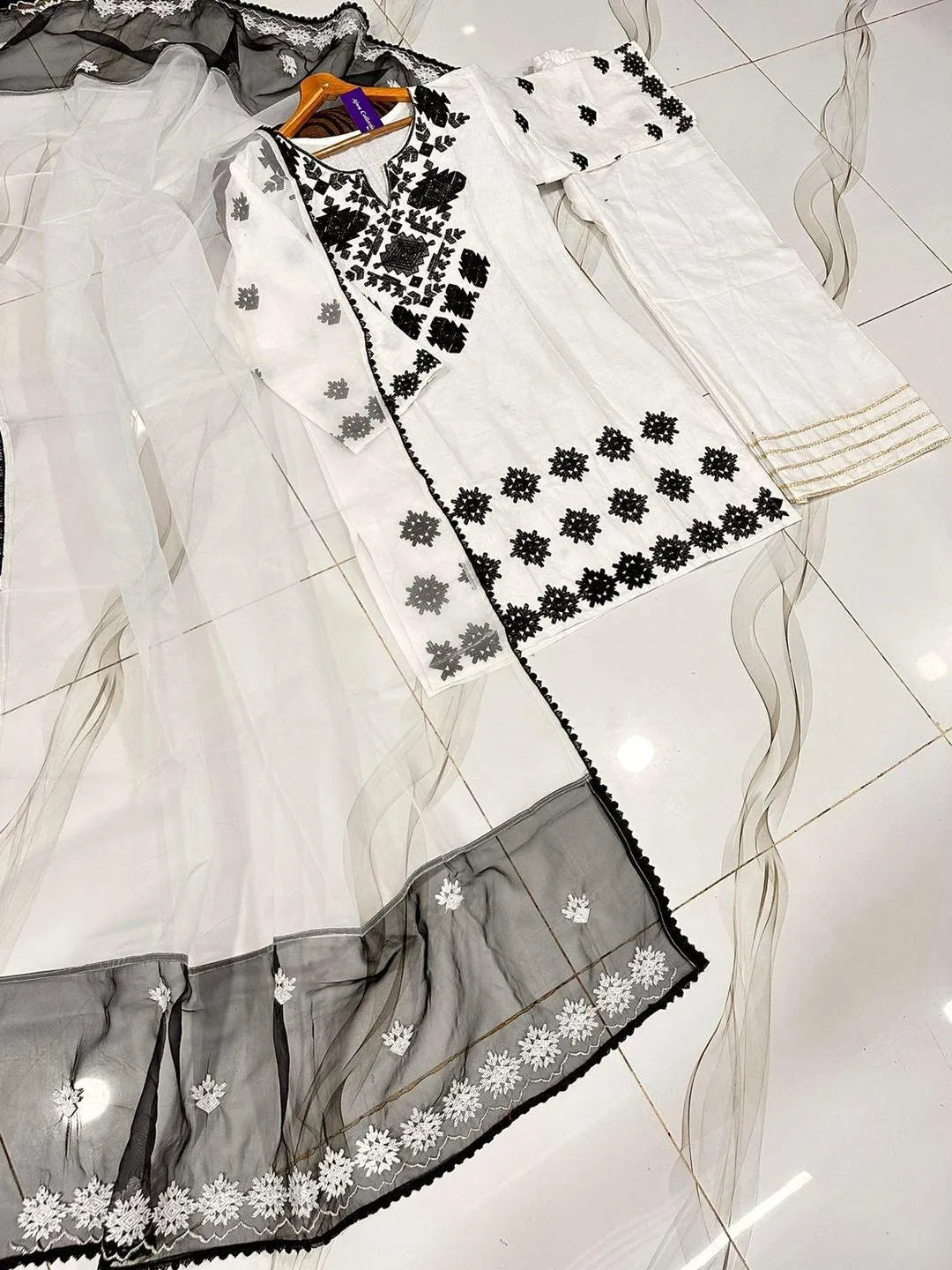 White Embroidered 3Pcs Women's Kurta Set